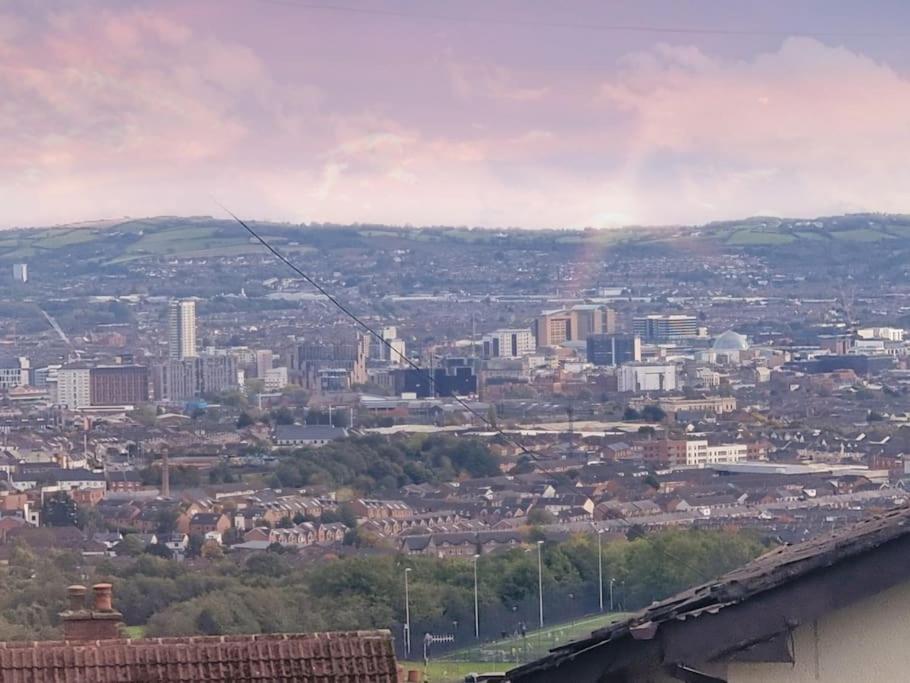 Spacious House City Skyline And Mountain Views Close Too Belfast Centre And Airports Free Parking Bagian luar foto