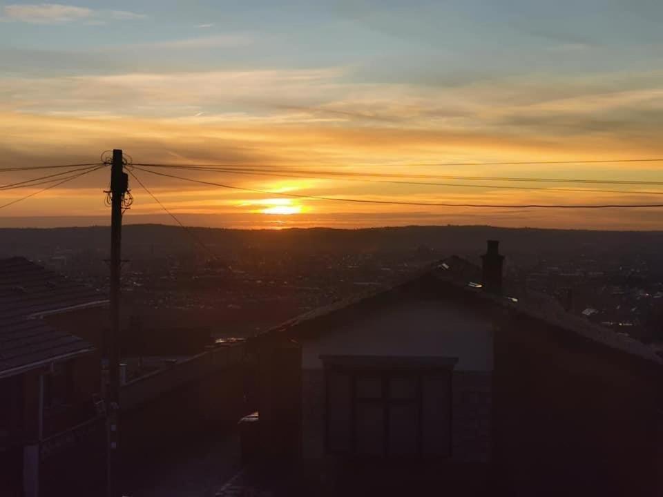 Spacious House City Skyline And Mountain Views Close Too Belfast Centre And Airports Free Parking Bagian luar foto